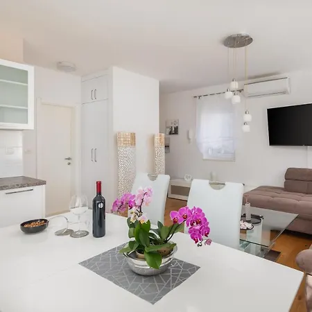 Lana - Sea View With Parking Apartment *