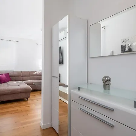 Lana - Sea View With Parking Apartment
