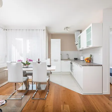 Lana - Sea View With Parking Apartment